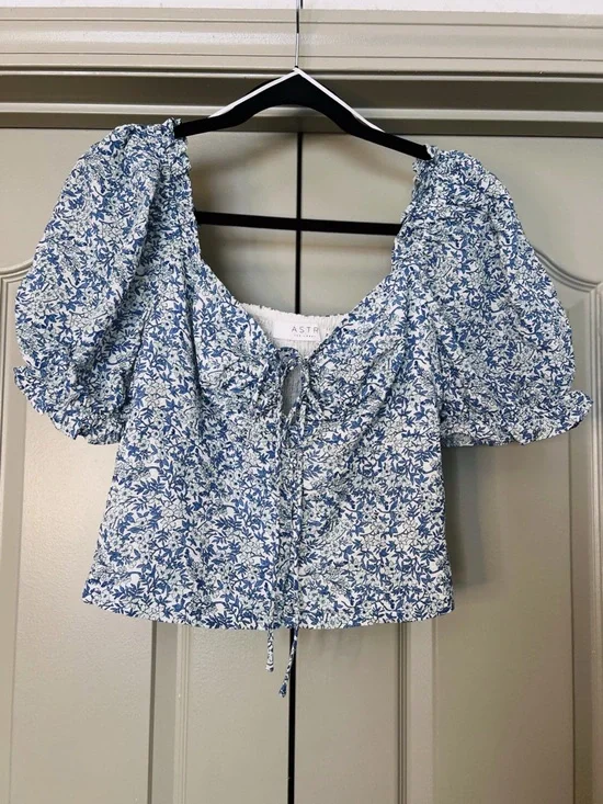 ASTR The Label Blue Floral Puff Sleeve Crop Top Cottagecore Tie Front Medium - Picture 2 of 7